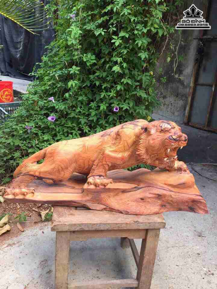 Chúa tể sơn lâm gỗ cẩm  cao 27 dài 58 dày 18 (cm)