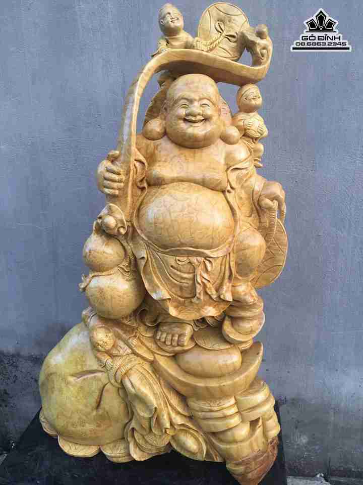 Phật di lặc đứng bao tiền gỗ nu kháo  cao 105 rộng 63 dày 28 (cm)