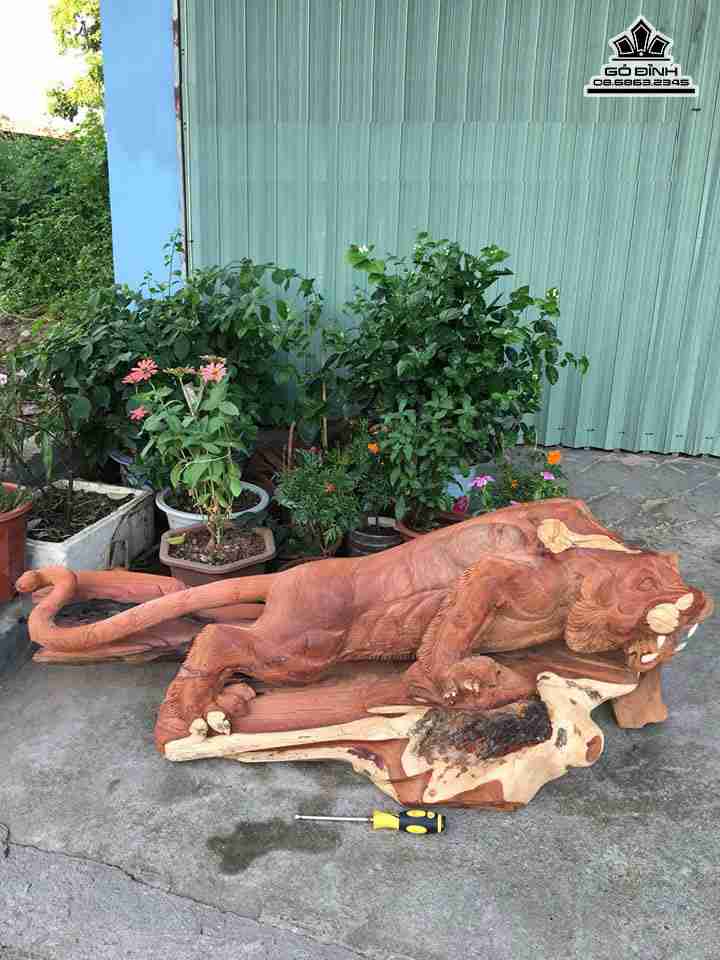 Chúa tể sơn lâm gỗ hương  cao 52 rộng 130 dày 48 (cm)