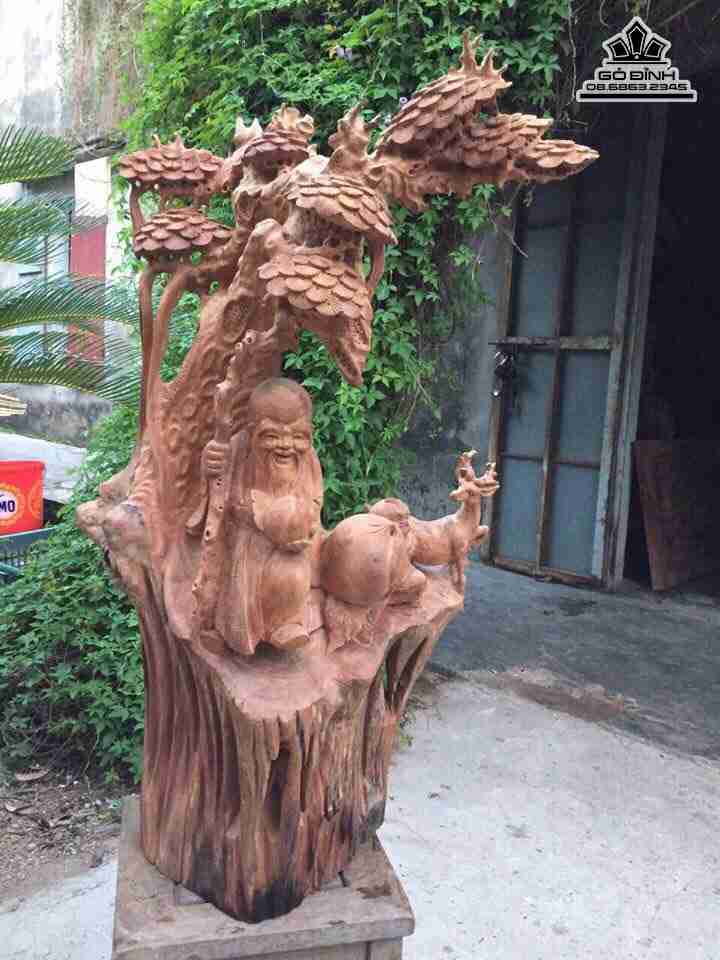 Ông thọ đứng gốc tùng gỗ hương  cao 93 dày 50 rộng 30 (cm)