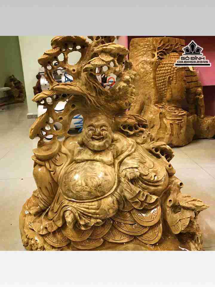 Phật di lặc ngồi gốc tùng gỗ nu nghiến  cao 55 rộng 48 dày 18 (cm)