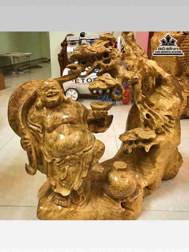 Phật di lặc vác gậy như ý gỗ nu kháo  cao 45 rộng 48 dày 20 (cm)