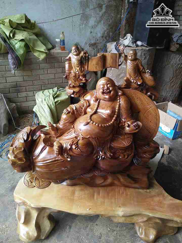 Phật di lặc và nhị phúc gỗ xá xị thơm  cao 95 rộng 82 dày 40 (cm)