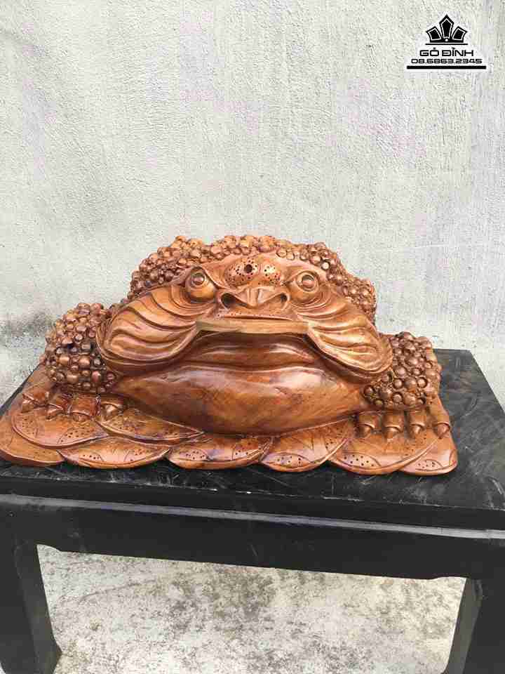 Cóc ngậm tiền gỗ xá xị  cao 24 rộng 56 dày 36 (cm)