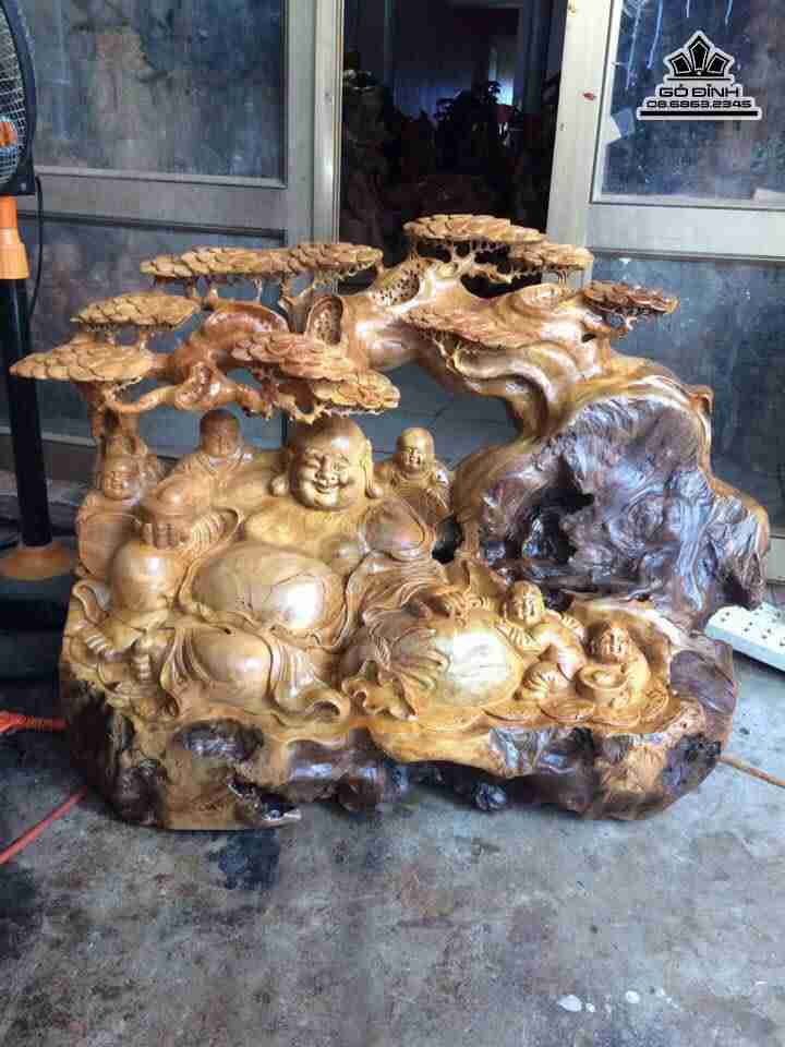 Di lặc ngồi gốc tùng gỗ chun sụn pơ mu cao 66 rộng 90 sâu 40 (cm)