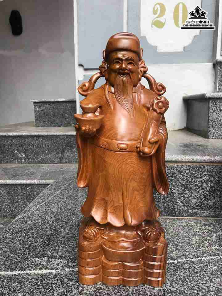 Thần tài gỗ bách xanh  cao 42 rộng 15 dày 12 (cm)