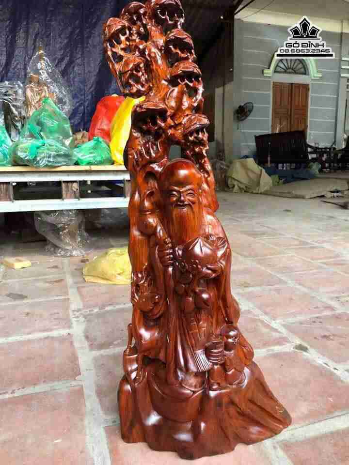 Ông thọ đứng gốc tùng gỗ hương  cao 88 rộng 35 dày 25 (cm) 