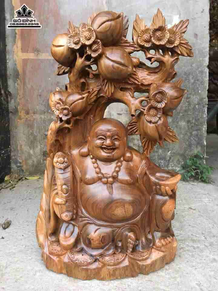 Phật di lặc ngồi gốc đào gỗ bách xanh  cao 50 rộng 30 dày 15 (cm) 