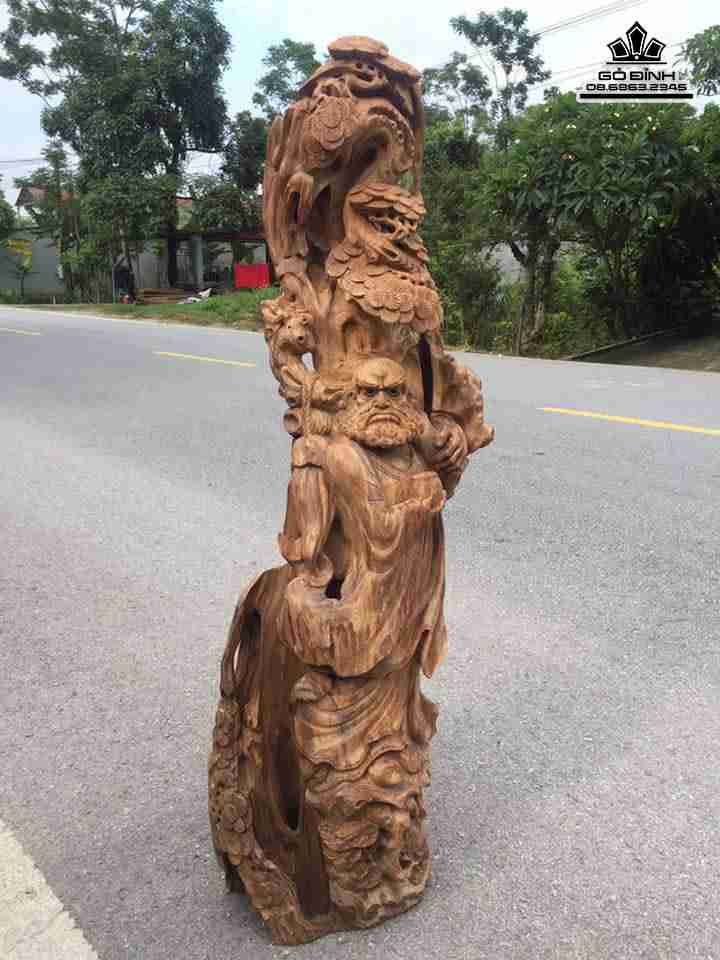 Đạt ma đứng gốc tùng gỗ ngọc am Hà Giang  cao 1m30 rộng 37 sâu 30 (cm) 
