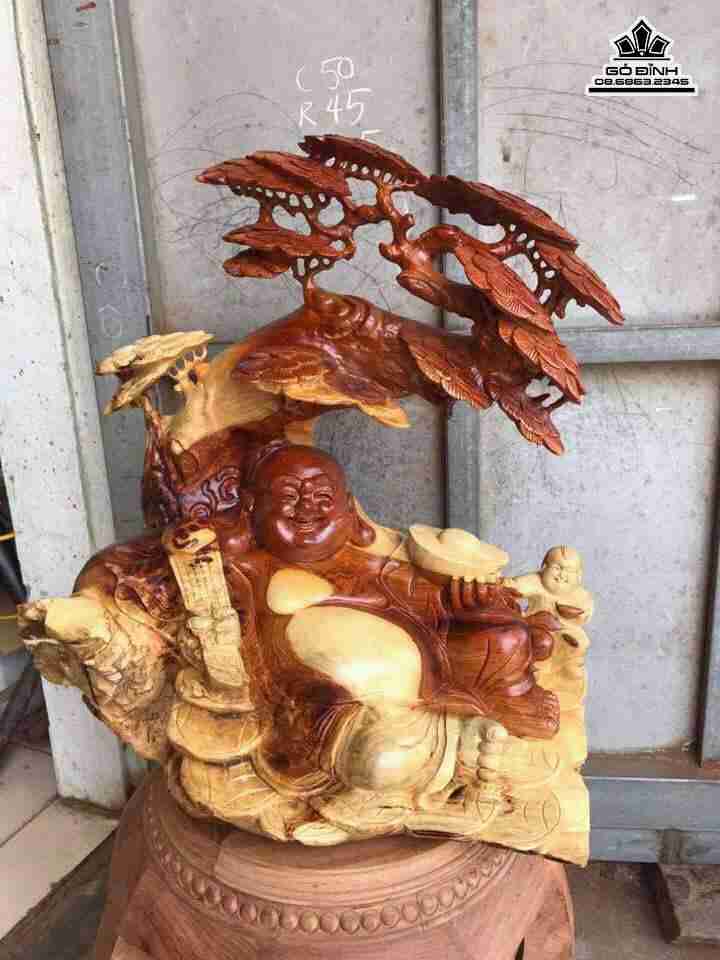 Phật di lặc ngồi gốc tùng gỗ hương  cao 50 rộng 45 dày 25 (cm