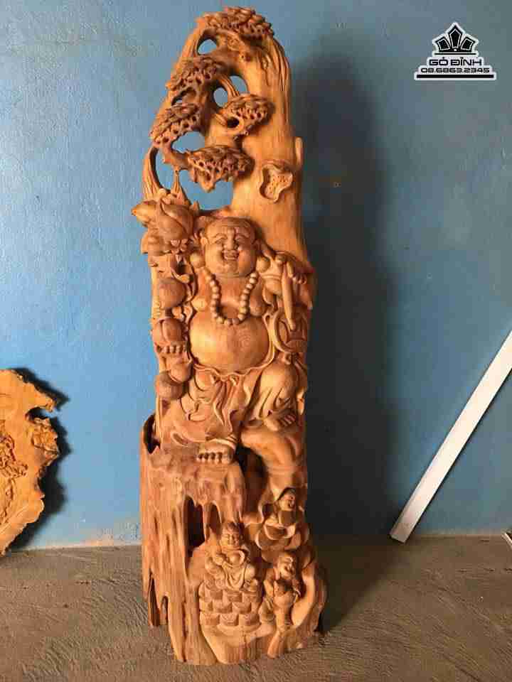 Di lặc đứng gốc tùng gỗ Ngọc Am thơm cao 1m56 rộng 45 dày 30 (cm)