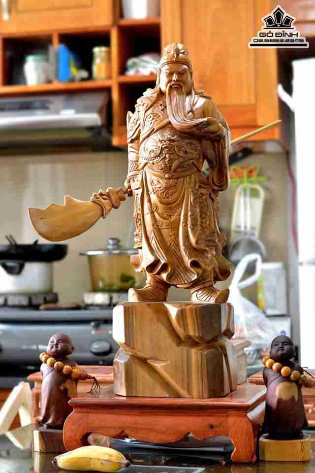 Quan công giương đao gỗ bách xanh thơm  60x19x18