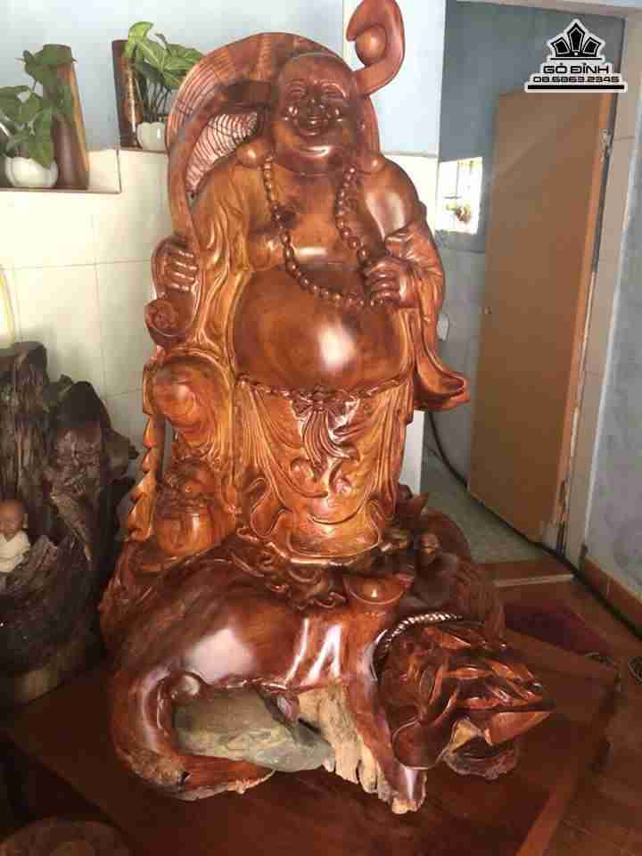 Phật di lặc gỗ nu hương ôm đá  1m55x100x100