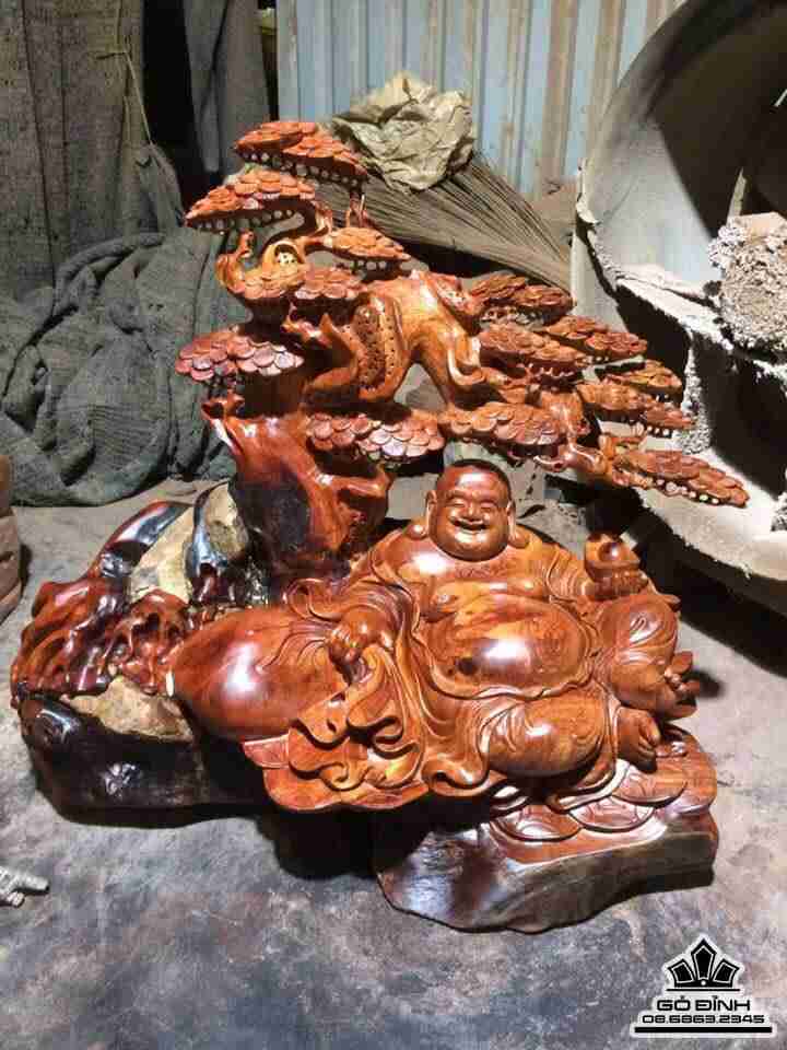 Di lặc ngồi gốc tùng gỗ hương ôm đá 72x75x42