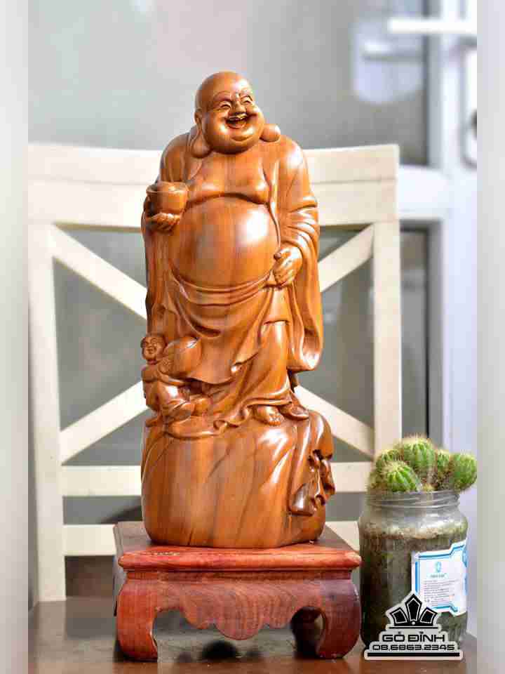 Di lặc đứng bao tiền gỗ bách xanh thơm Cao 40 rộng 15 dày 15 (cm)