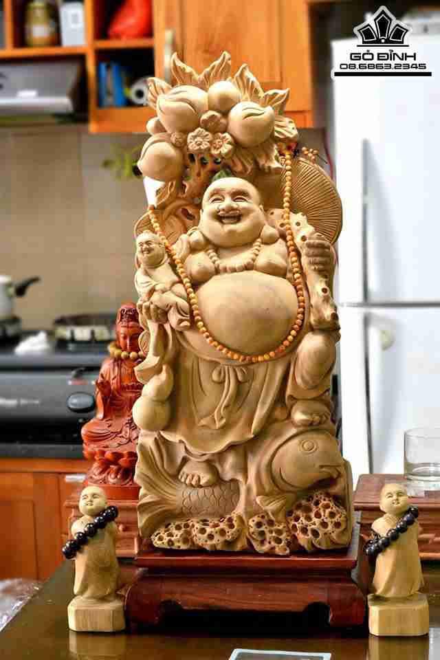 Di lặc vác cành đào gỗ xá xị thơm 70x30x18