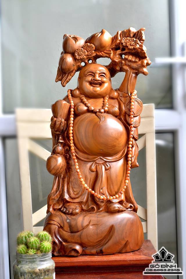 Phật di lặc vác cành đào gỗ bách xanh thơm 56x26x16