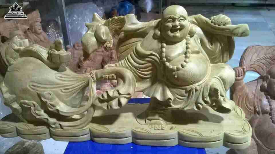 Phật di lặc kéo bao  tiền gỗ  bách xanh  40x20x10