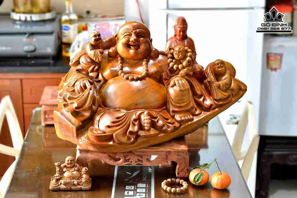 Phật di lặc và tam tặc gỗ bách xanh thơm  66x36x36