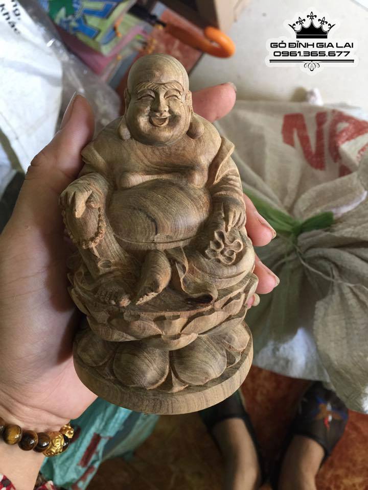 Phật di lặc để xe gỗ bách xanh  cao 12-13