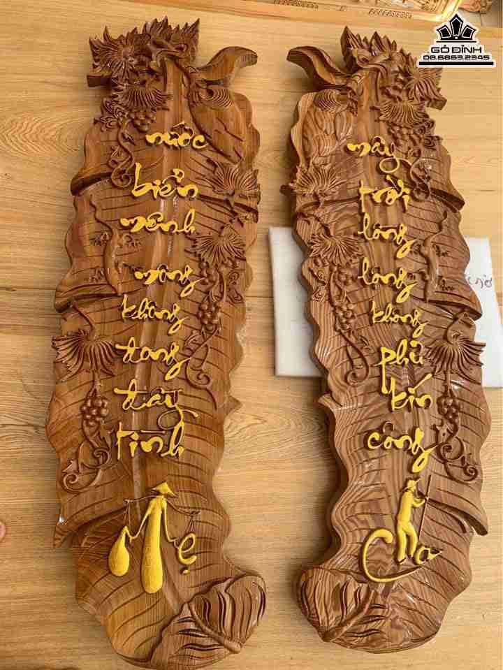 Tranh Lá Chuối Câu Đối Cha Mẹ Gỗ Du Sam  Rộng 40 Dài 120 Dày 4 (cm)