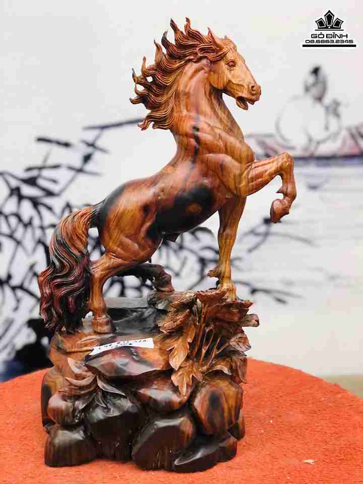 Tượng Nhất Mã Phi Thiên Gỗ Trăc  Cao 48 Ngang 33 Sâu 20 (cm)