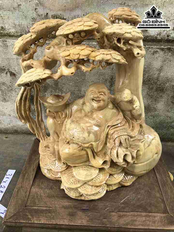 Tượng Phật Di Lặc Ngồi Gốc Tùng Gỗ Nu Nghiến  Cao 48 Ngang 37 Sâu 16 (cm)