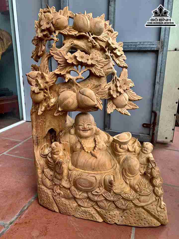 Tượng Phật Di Lặc Ngồi Gốc Tùng Gỗ Xá Xị  Cao 73 Ngang 51 Sâu 23 (cm)