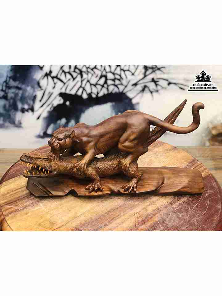 Tương Báo Săn Cá Sấu Gỗ Sưa  Cao 25 Ngang 46 Sâu 15 (cm)