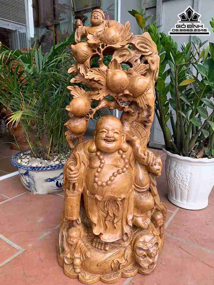 Di Lặc Đứng Gốc Đào Gỗ Xá Xị ( Gù Hương ) Cao 87 Ngang 44 Sâu 24 (cm)