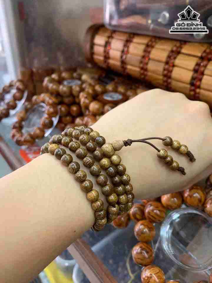 Vòng Đeo Tay Gỗ Trầm Hương  8 Li