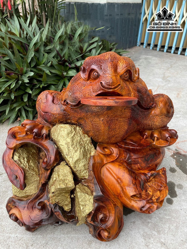 Tượng Cóc Thiềm Thừ Gỗ Hương Việt Ôm Đá Cao 48 ngang 62 Sâu 55 (cm)