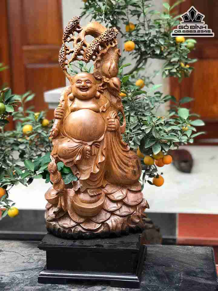 Tượng Phật Di Lặc Đứng Tùng Gỗ Bách Xanh  Cao 55 Ngang 29 Sâu 13 (cm)