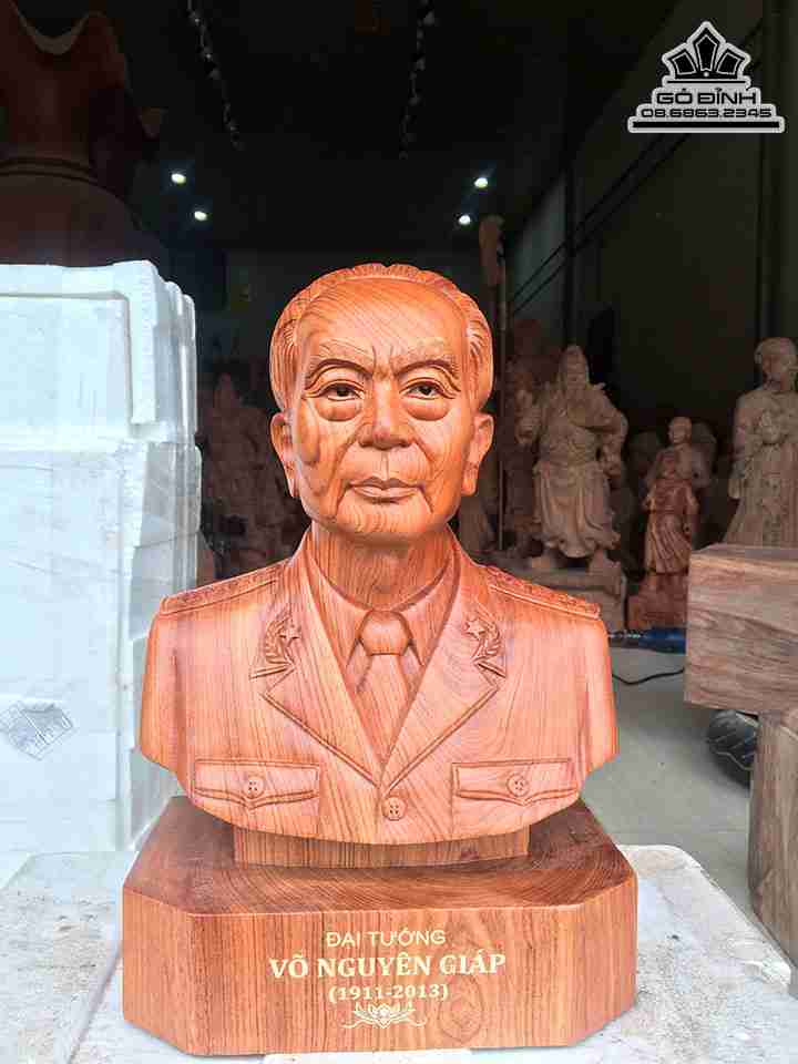 Tượng Đại Tướng Võ Nguyên Giáp Gỗ Hương  Cao 40 Ngang 26 Sâu 16 (cm)