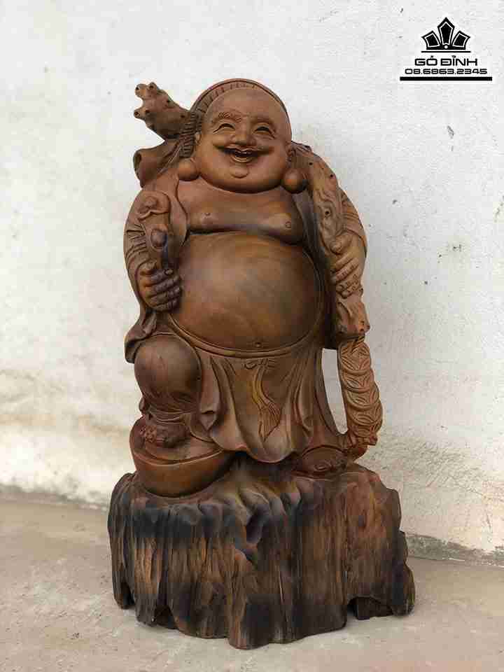 Di Lặc Đứng Tiền Gỗ Bách Xanh  Cao 48 Ngang 28 Sâu 19 (cm)