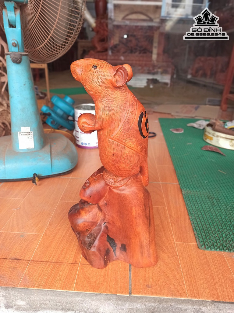Tượng Chuột Gỗ Hương Ôm Đá Cao 40 Ngang 20 Sâu 20 (cm)