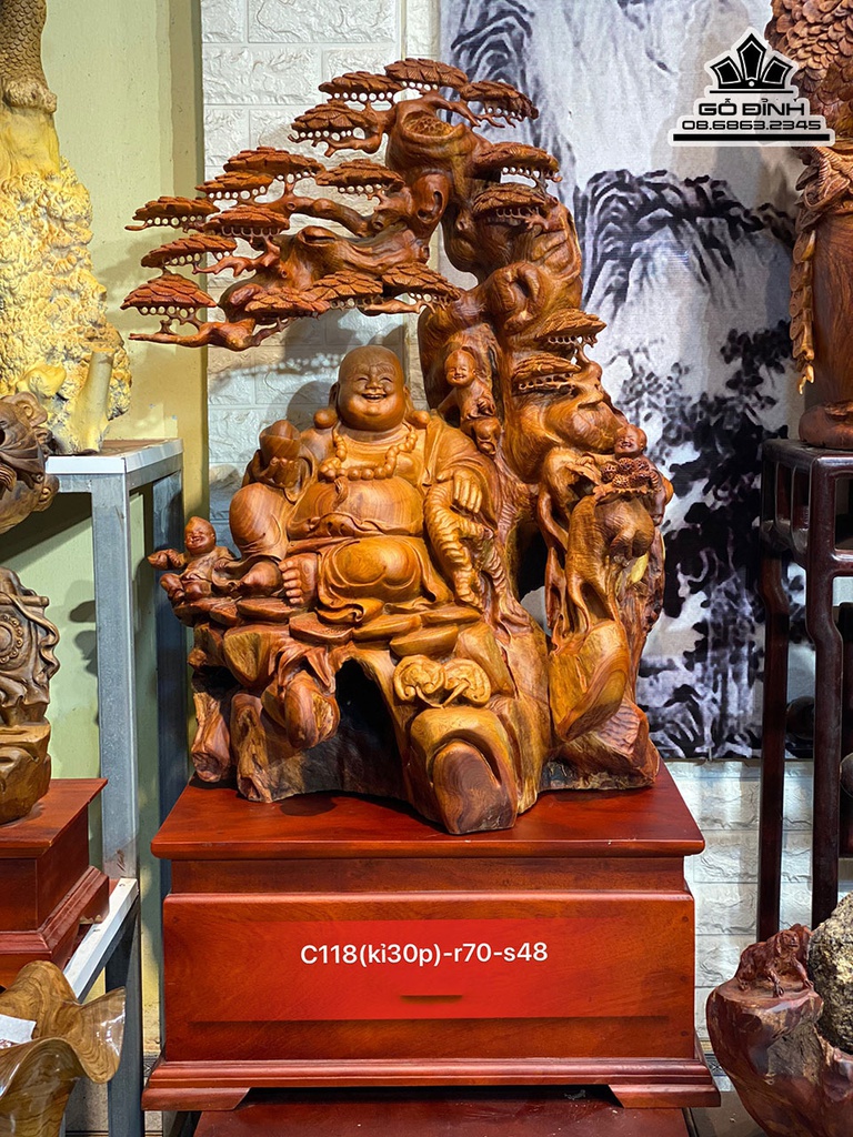Tượng Phật Di Lặc Tam Phúc Ngồi Gốc Tùng Gỗ Hương Cao Cả Kỷ 118 Ngang 70 Sâu 48 (cm)
