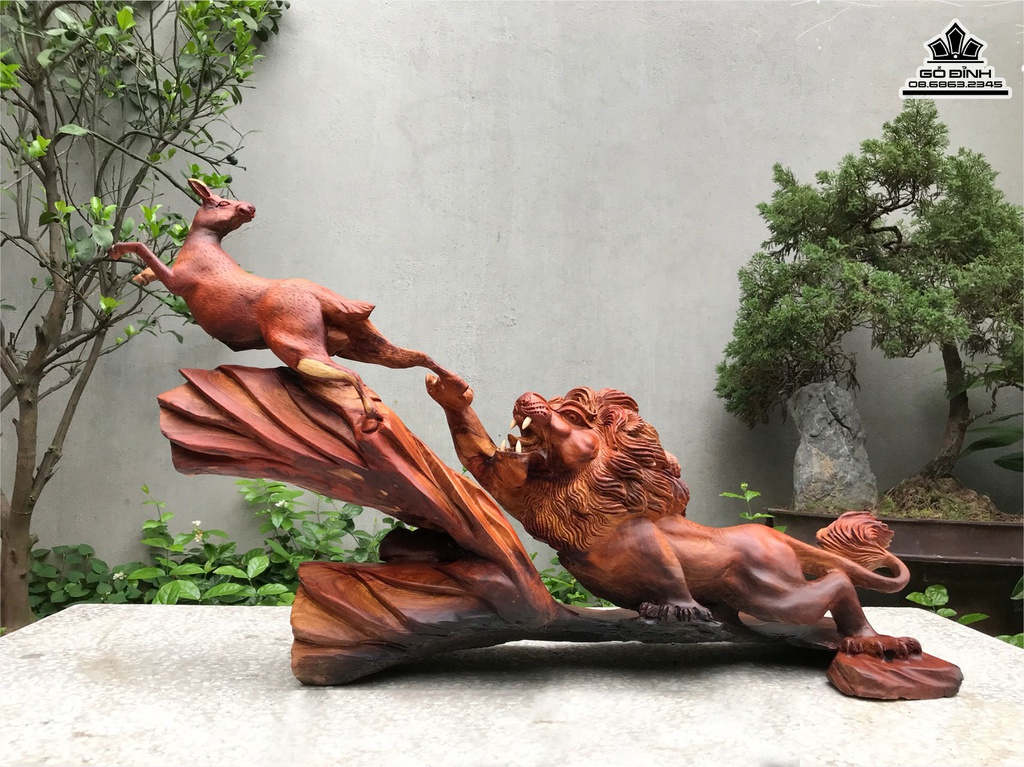 Tượng Sư Tử Bắt Mồi Gỗ Hương Cao 50 Ngang 88 Sâu 25 (cm)