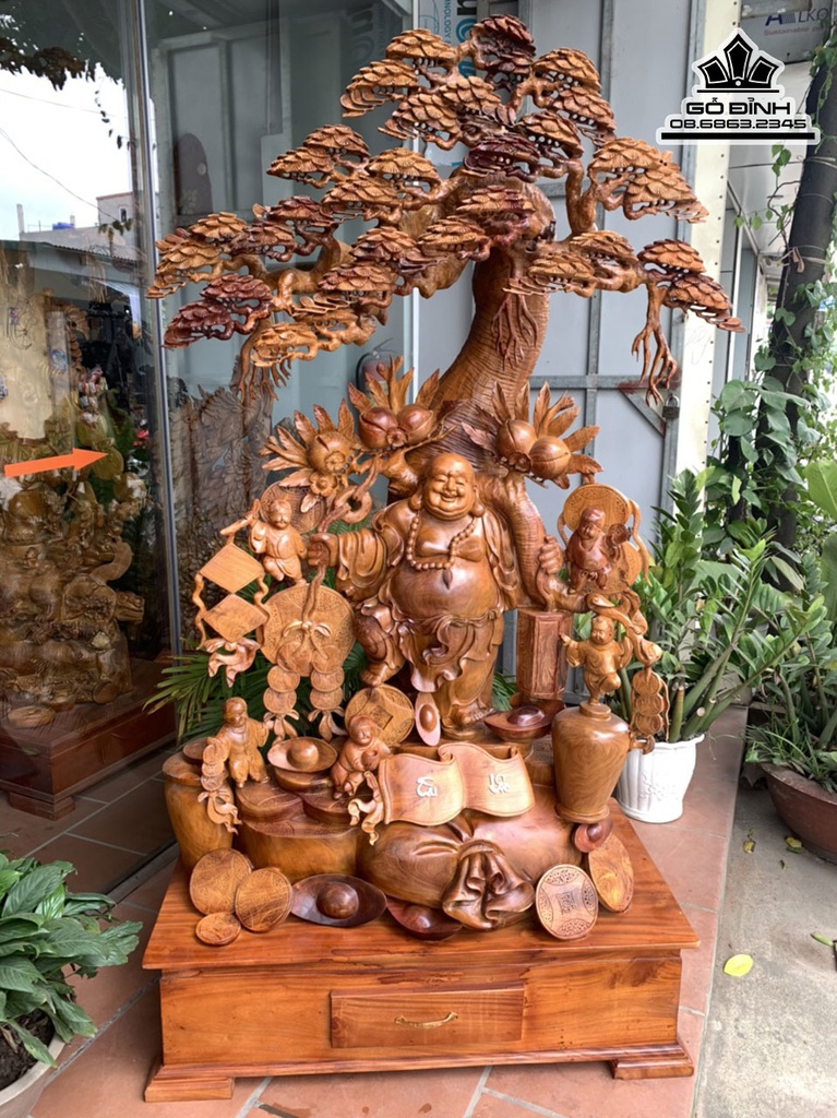 Tượng Di Lặc Đứng Gốc Tùng Gỗ Hương Gia Lai Cao 185 Ngang 122 Sâu 56 Cả Kỷ 215 (cm)