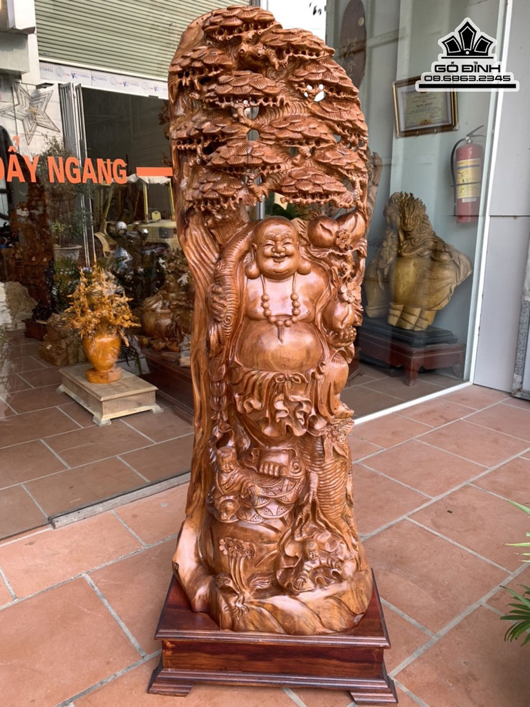 Tượng Di Lặc Đứng Gốc Tùng Gỗ Ngọc Am Cao 130 Ngang 50 Sâu 26 Cả Kỷ 145 (cm)