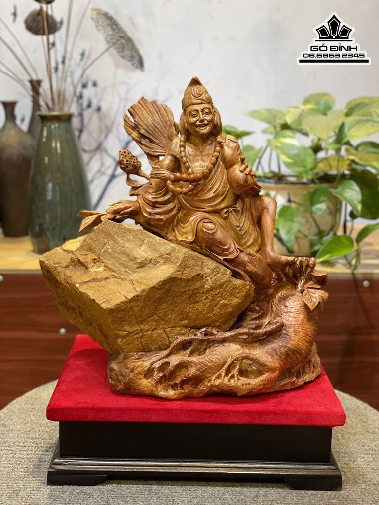 Tượng Tế Công Gỗ Hương Ôm Đá Cao 43 Ngang 43 Sâu 30 (cm)