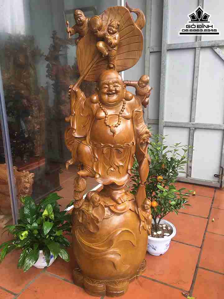 Tượng Phật Di Lặc Đứng Cầm Quạt Gỗ Xá Xị ( Gù Hương )  Cao 140 Rộng 46 Sâu 28 (cm)