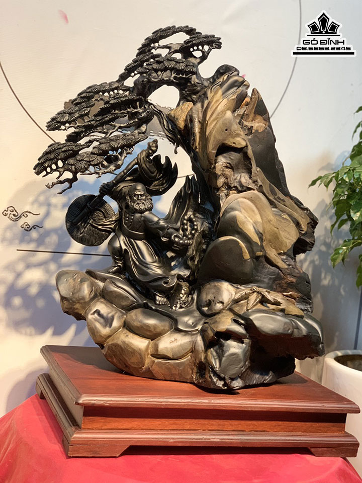 Tượng Đạt Ma Đứng Gốc Tùng Gỗ Mun Sừng Khánh Hòa Cao 64 Ngang 60 Sâu 33 (cm)