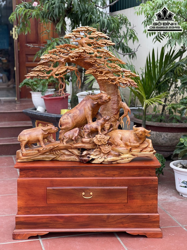 Tượng Gia Đình Trâu Đứng Gốc Tùng Gỗ Hương Việt Cao 90 Ngang 97 Sâu 42 Cao Cả Kỷ 140 (cm)