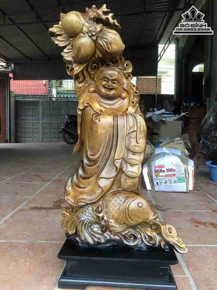 Tượng Phật Di Lặc Cưỡi Cá Chép Gỗ Bách Xanh  Cao 75 Ngang 40 Sâu 18 (cm)