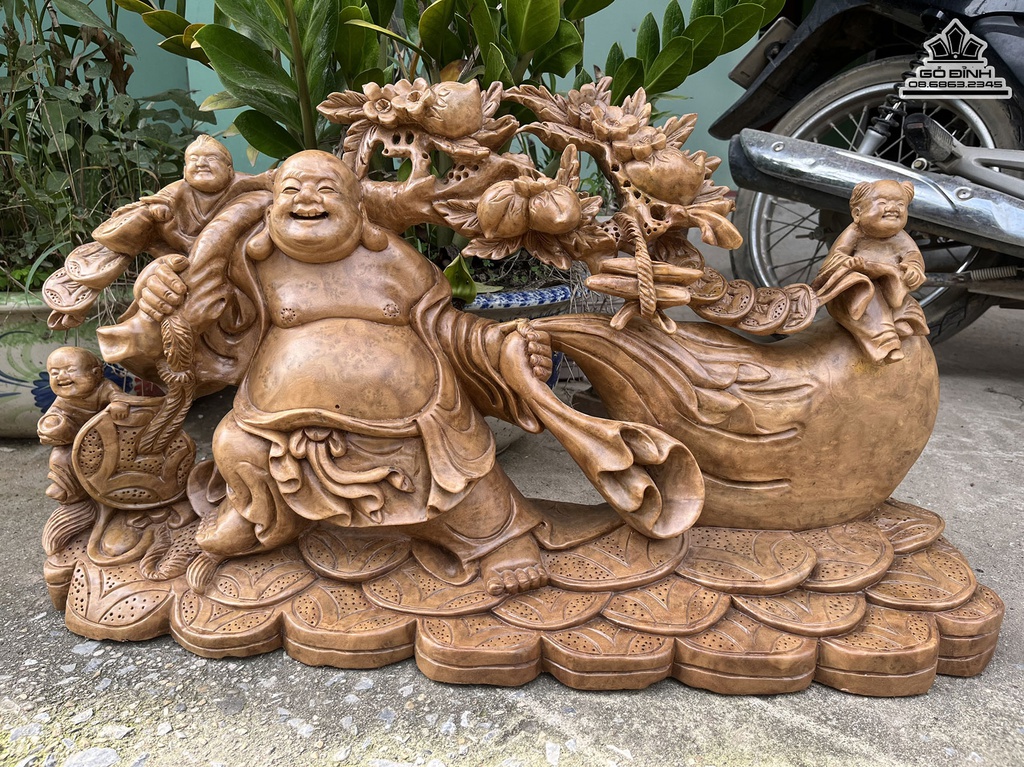 Tượng Phật Di Lặc Vác Cành Đào Kéo Bao Tiền Gỗ Nu Xá Xị (Gù Hương) Cao 40 Ngang 72 Sâu 22 (cm)