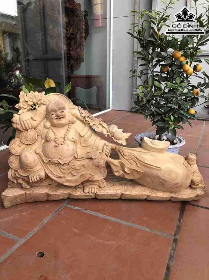 Tượng Phật Di Lặc Kéo Bao Tiền Gỗ Xá Xị ( Gù Hương )  Cao 41 Rộng 76 Dày 17 (cm)