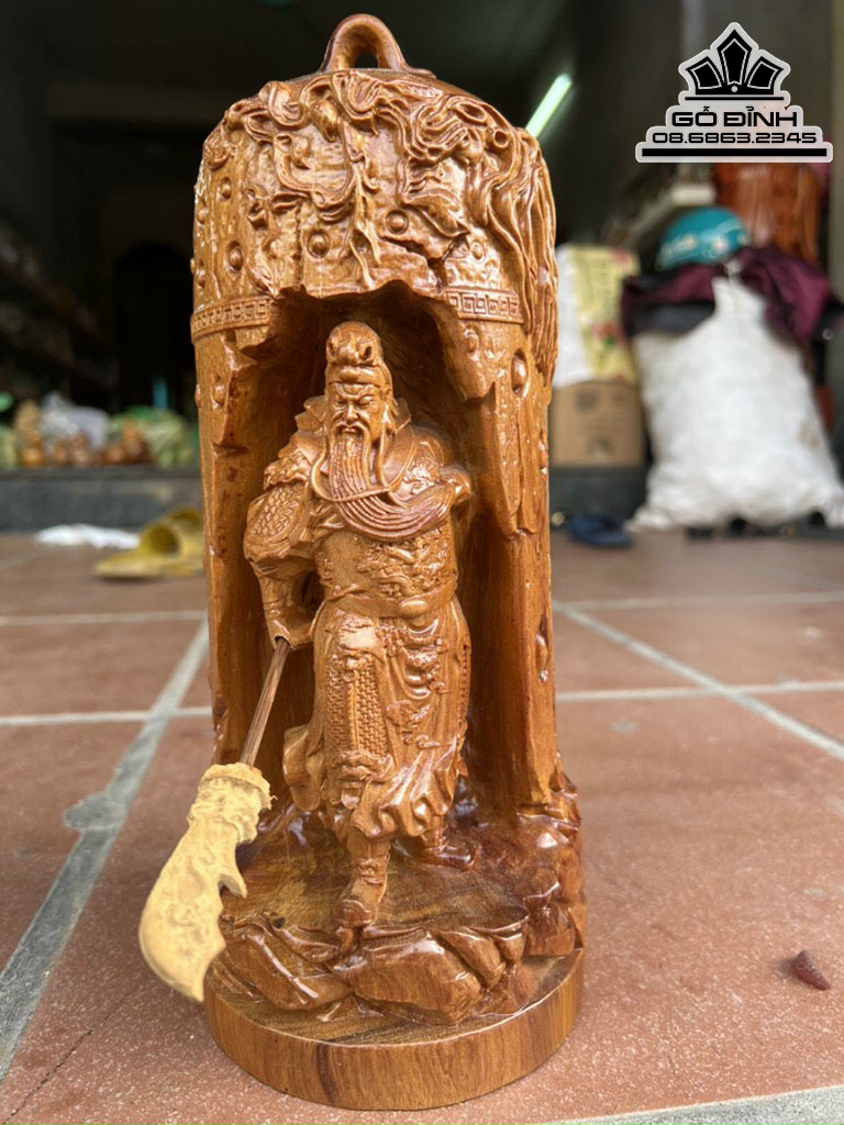 Tượng Quan Công Đứng Cầm Đao Gỗ Bách Xanh