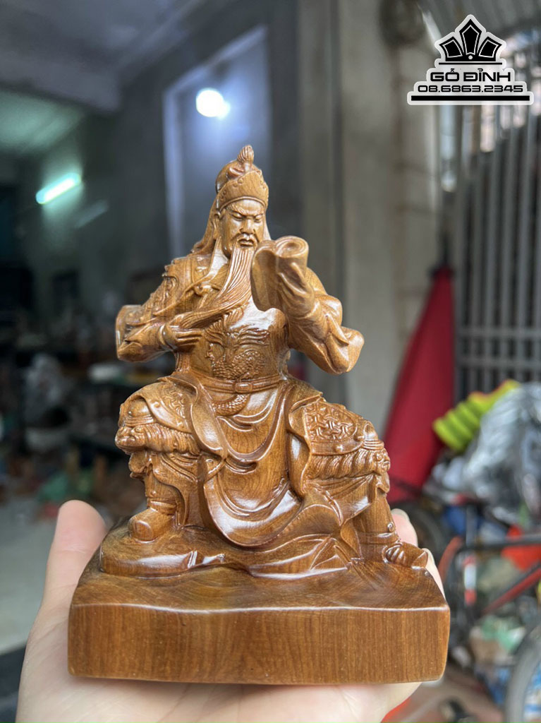 Tượng Quan Công Ngồi Đọc Sách Gỗ Bách Xanh Cao 15 Ngang 10 Sâu 7 (cm)