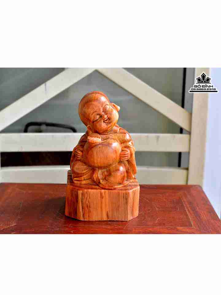 Tượng Chú Tiểu Ôm Đào Gỗ Huyết Long  Cao 15 Rộng 9 Dày 9 (cm)